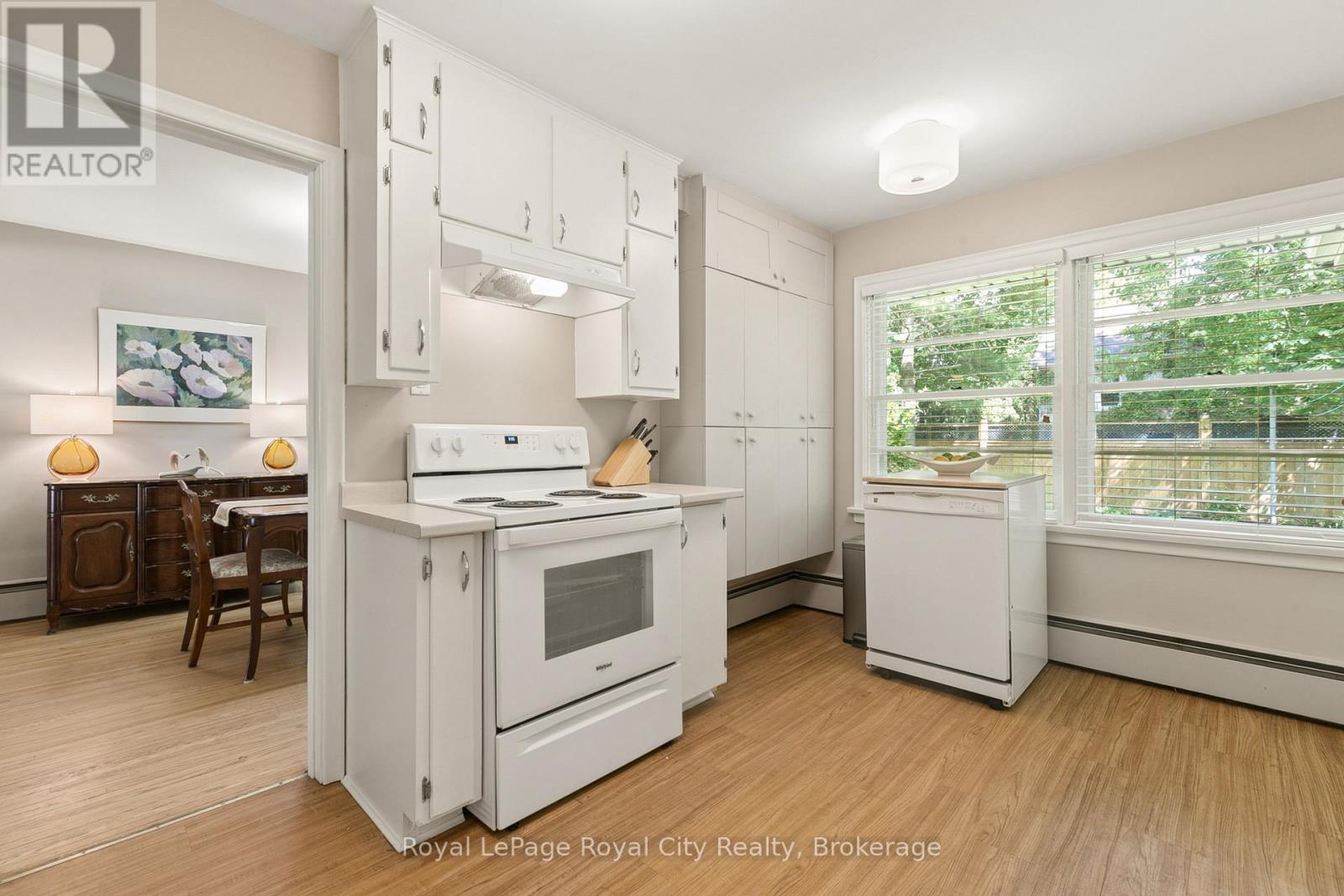 












120 HILL STREET E

,
Centre Wellington (Fergus),




Ontario
N1M1G9

