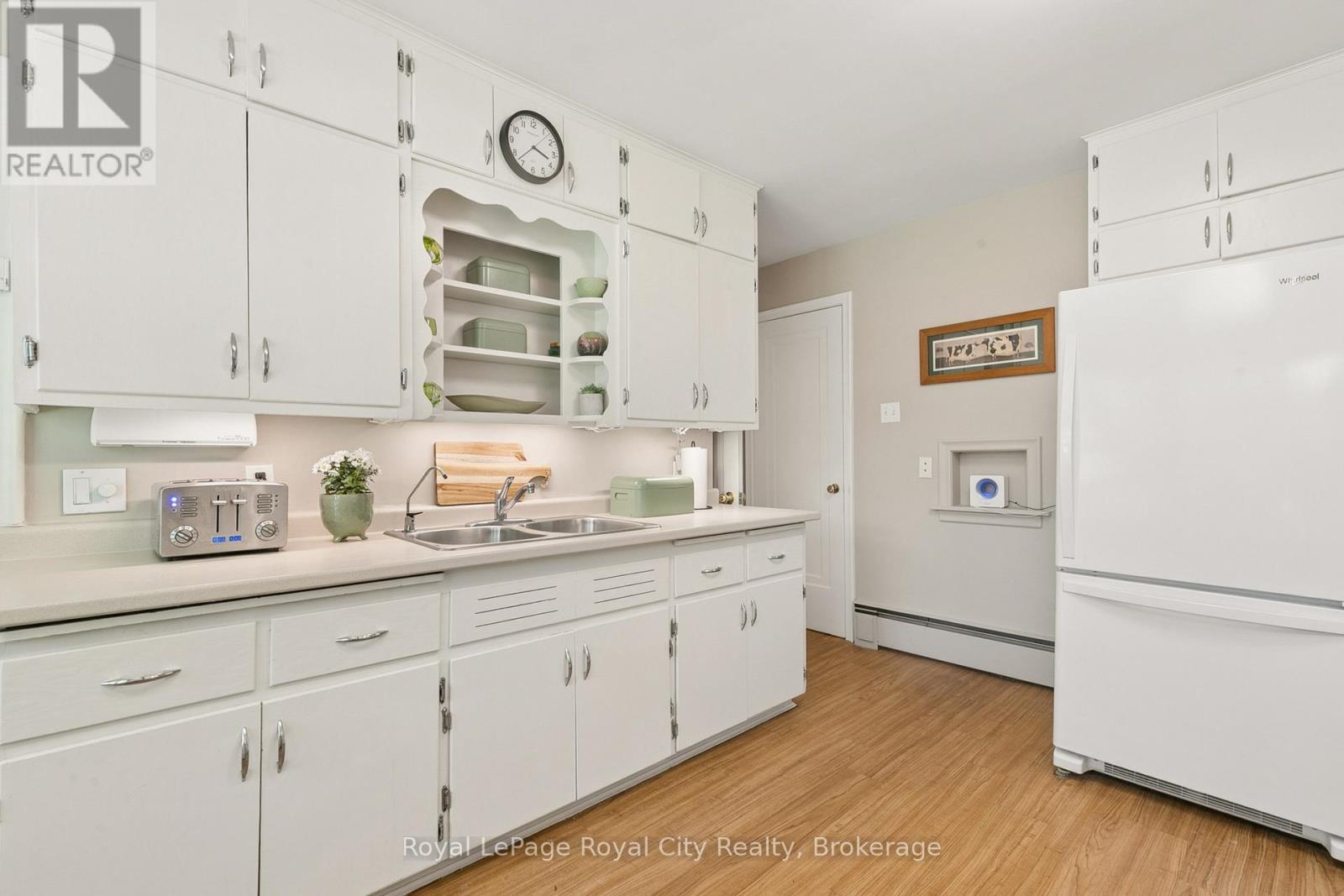 












120 HILL STREET E

,
Centre Wellington (Fergus),




Ontario
N1M1G9

