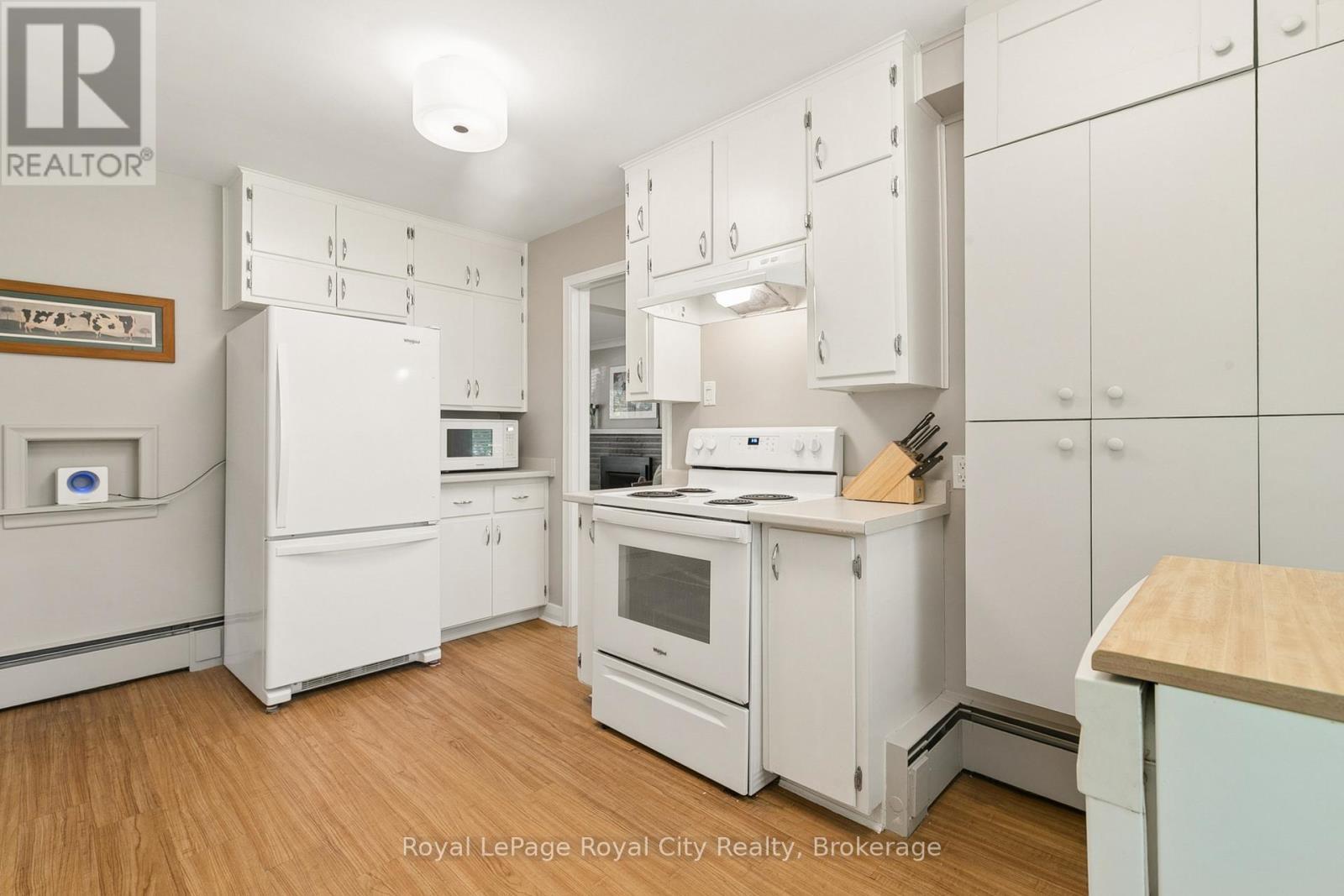 












120 HILL STREET E

,
Centre Wellington (Fergus),




Ontario
N1M1G9

