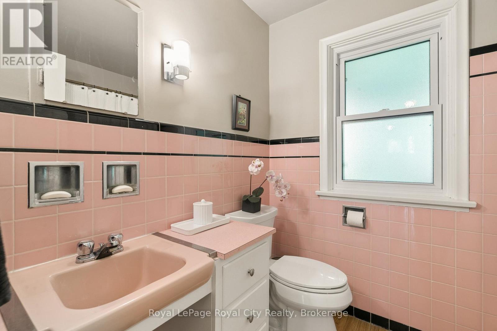 












120 HILL STREET E

,
Centre Wellington (Fergus),




Ontario
N1M1G9

