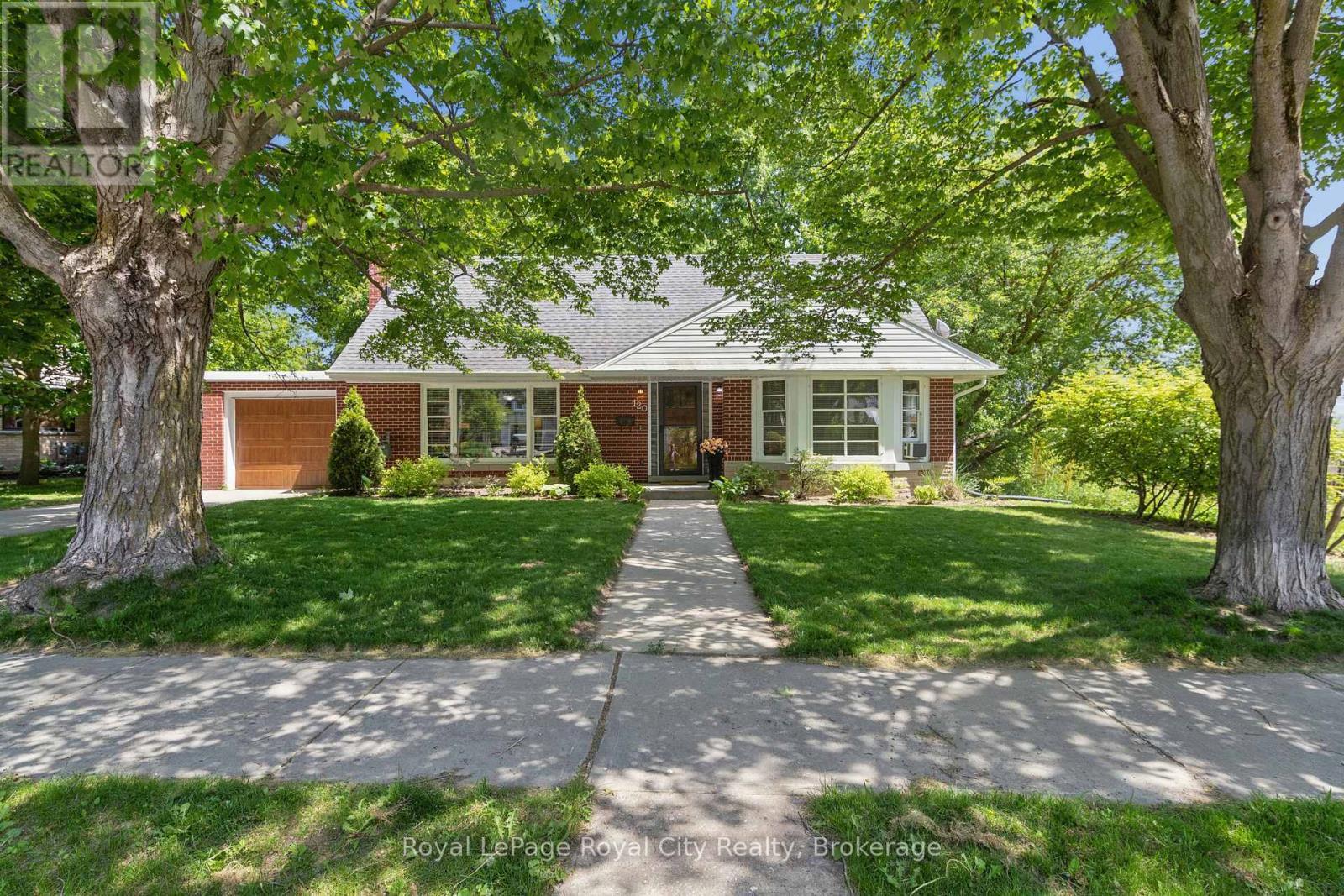 












120 HILL STREET E

,
Centre Wellington (Fergus),




Ontario
N1M1G9

