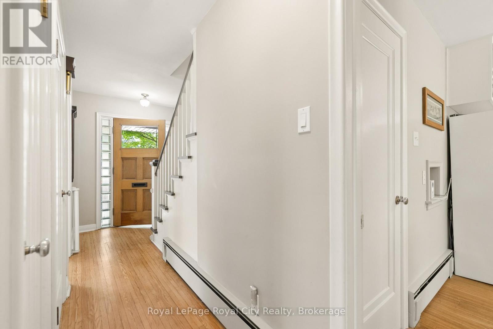 












120 HILL STREET E

,
Centre Wellington (Fergus),




Ontario
N1M1G9

