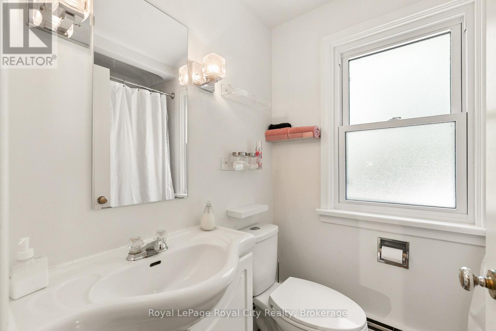 












120 HILL STREET E

,
Centre Wellington (Fergus),




Ontario
N1M1G9

