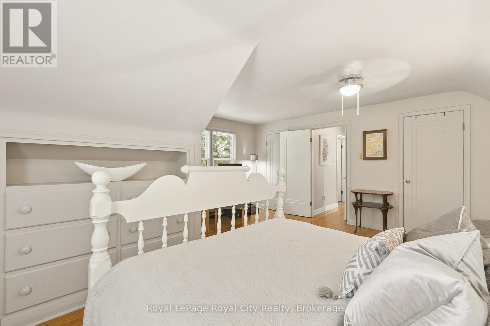 












120 HILL STREET E

,
Centre Wellington (Fergus),




Ontario
N1M1G9

