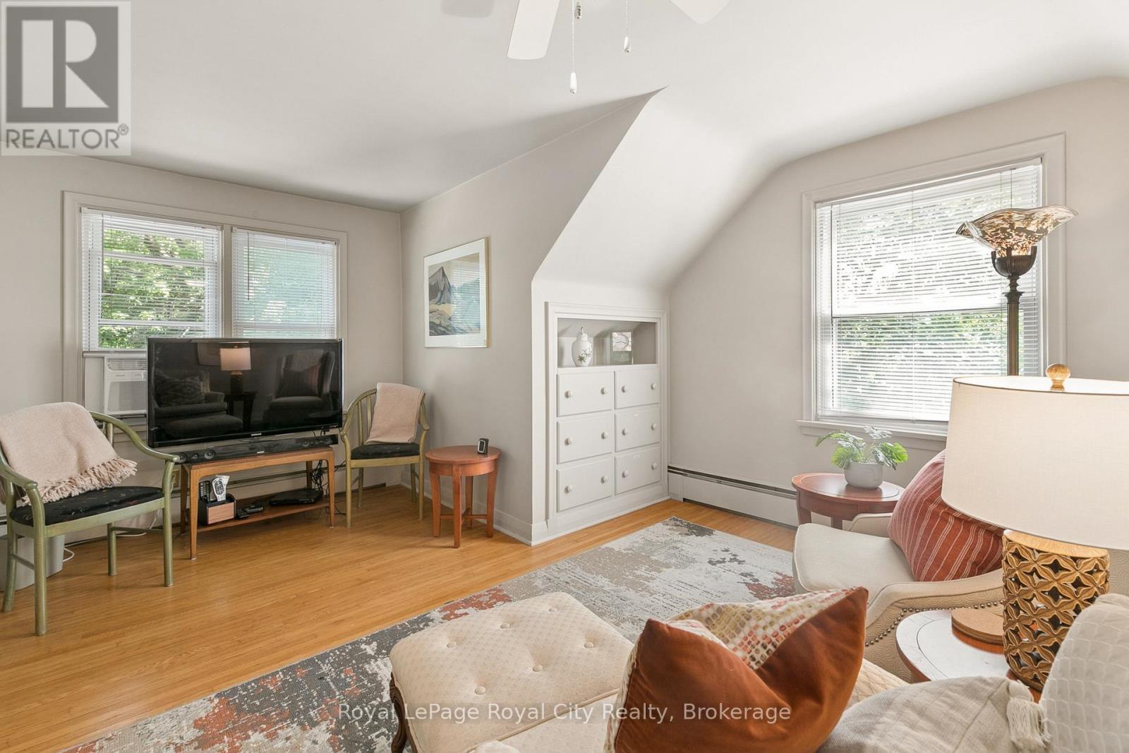 












120 HILL STREET E

,
Centre Wellington (Fergus),




Ontario
N1M1G9

