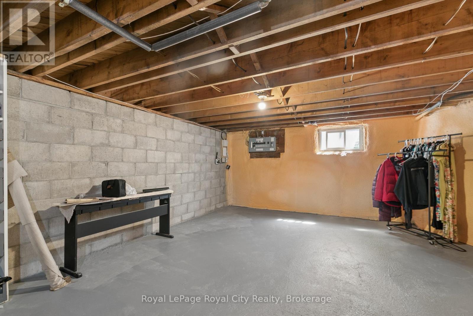 












120 HILL STREET E

,
Centre Wellington (Fergus),




Ontario
N1M1G9

