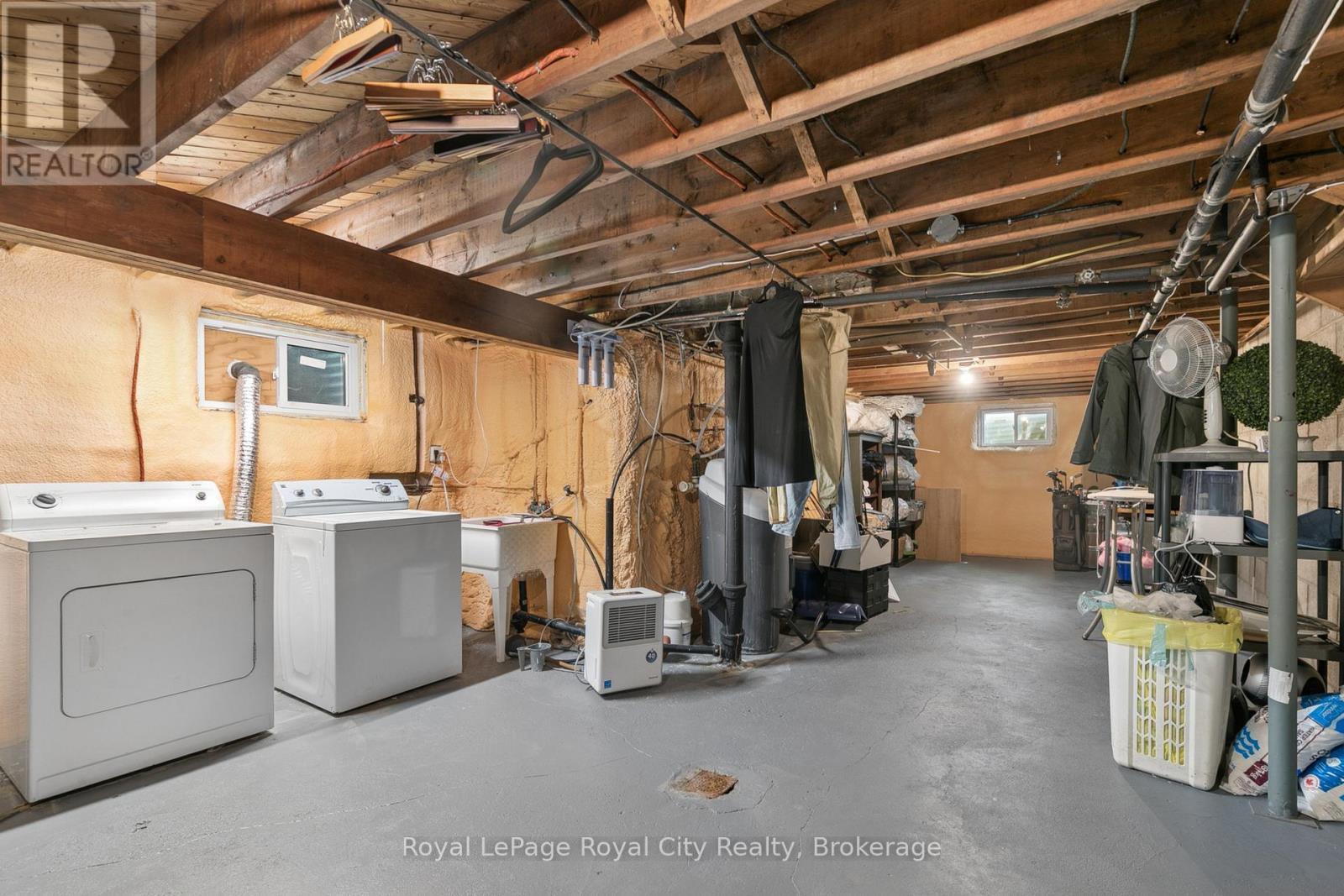 












120 HILL STREET E

,
Centre Wellington (Fergus),




Ontario
N1M1G9


