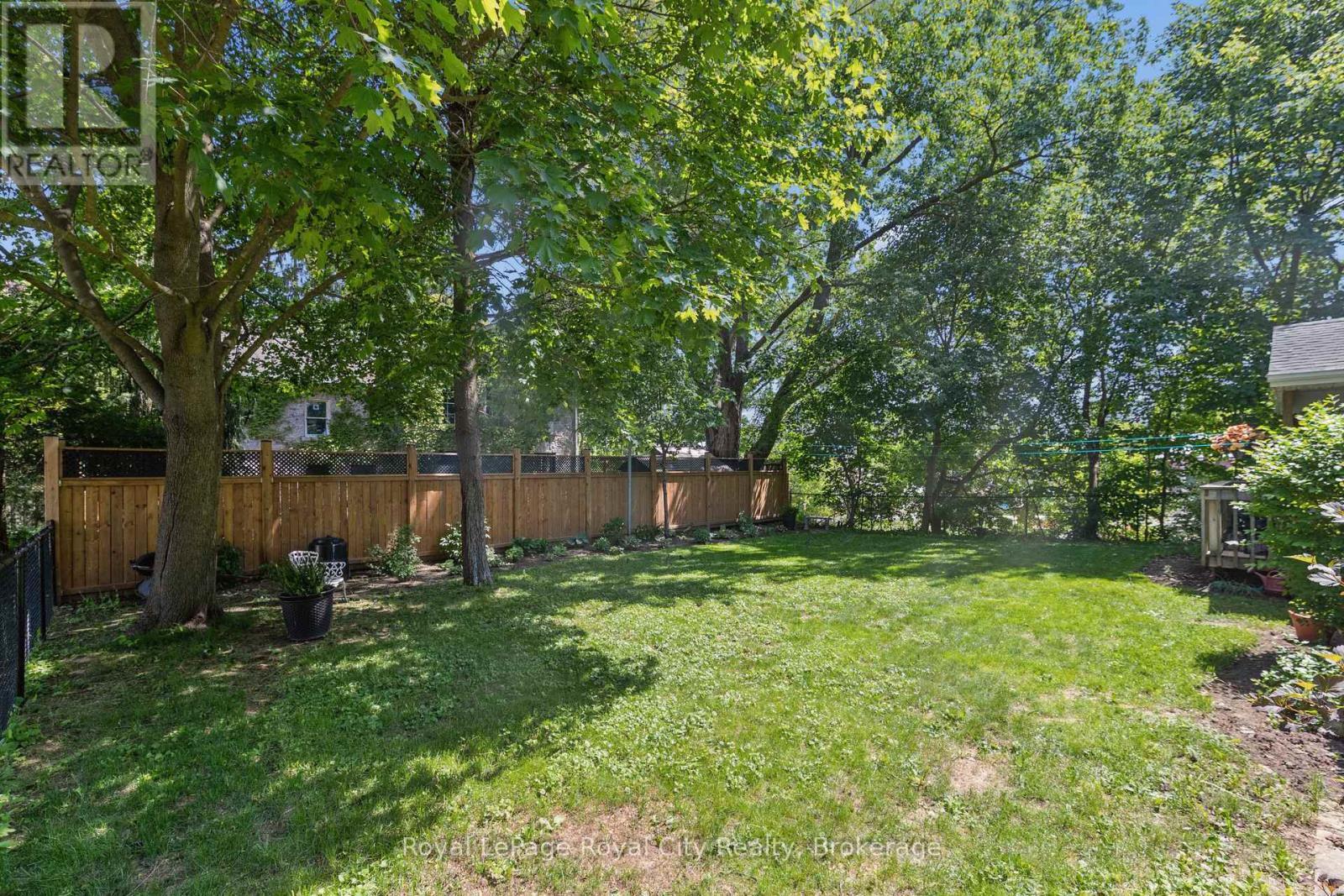 












120 HILL STREET E

,
Centre Wellington (Fergus),




Ontario
N1M1G9

