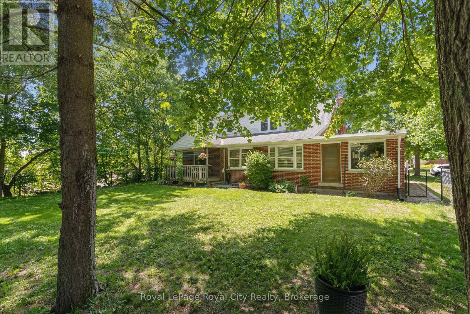 












120 HILL STREET E

,
Centre Wellington (Fergus),




Ontario
N1M1G9

