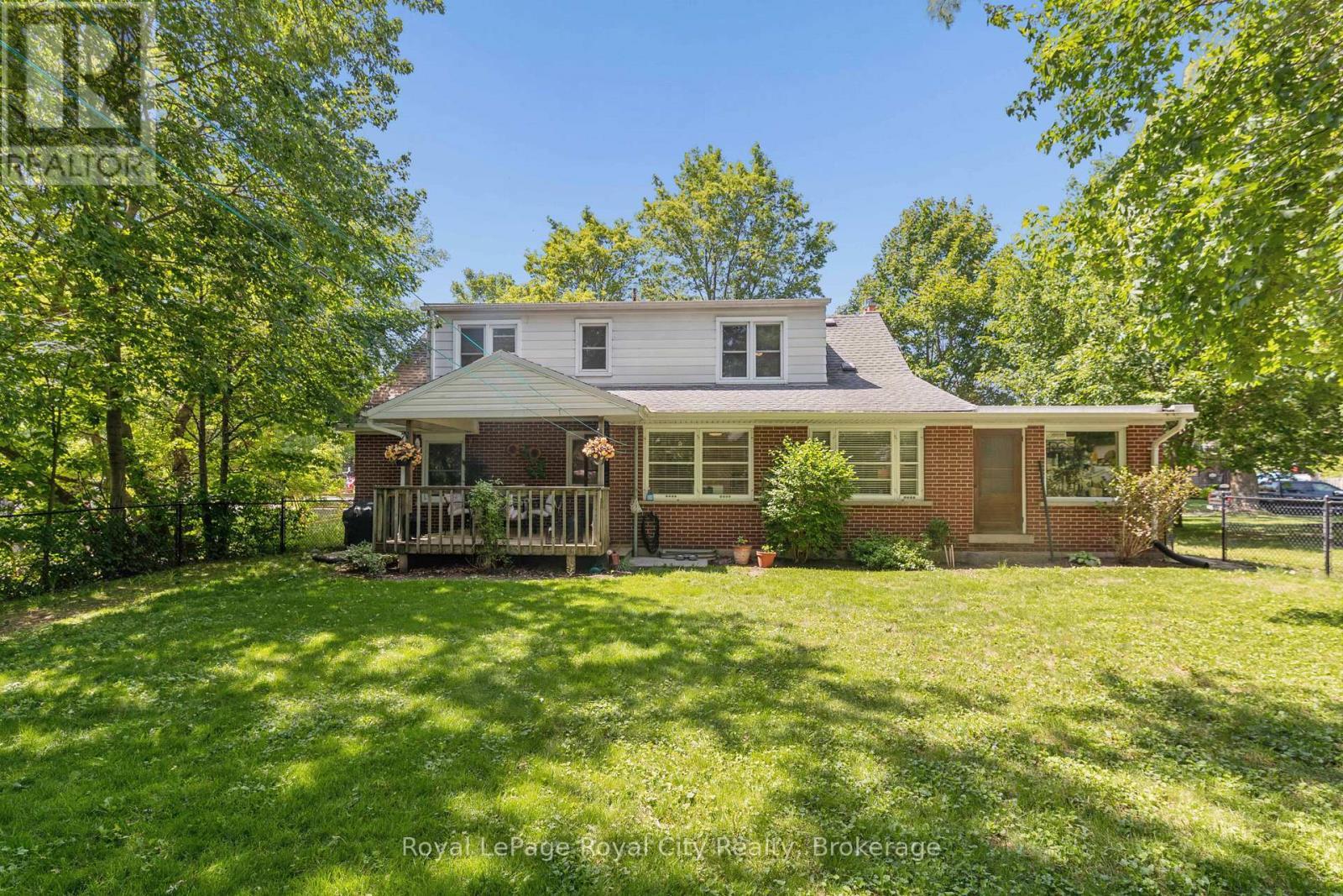 












120 HILL STREET E

,
Centre Wellington (Fergus),




Ontario
N1M1G9

