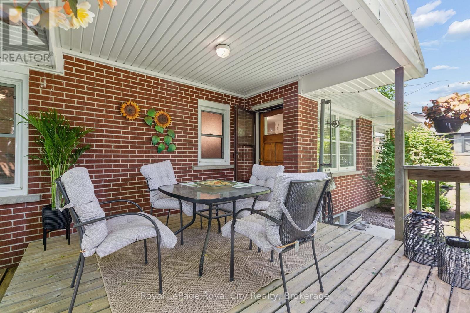 












120 HILL STREET E

,
Centre Wellington (Fergus),




Ontario
N1M1G9

