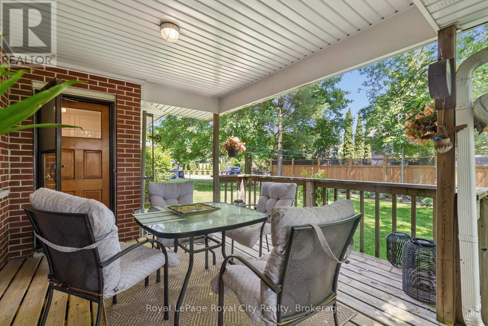 












120 HILL STREET E

,
Centre Wellington (Fergus),




Ontario
N1M1G9

