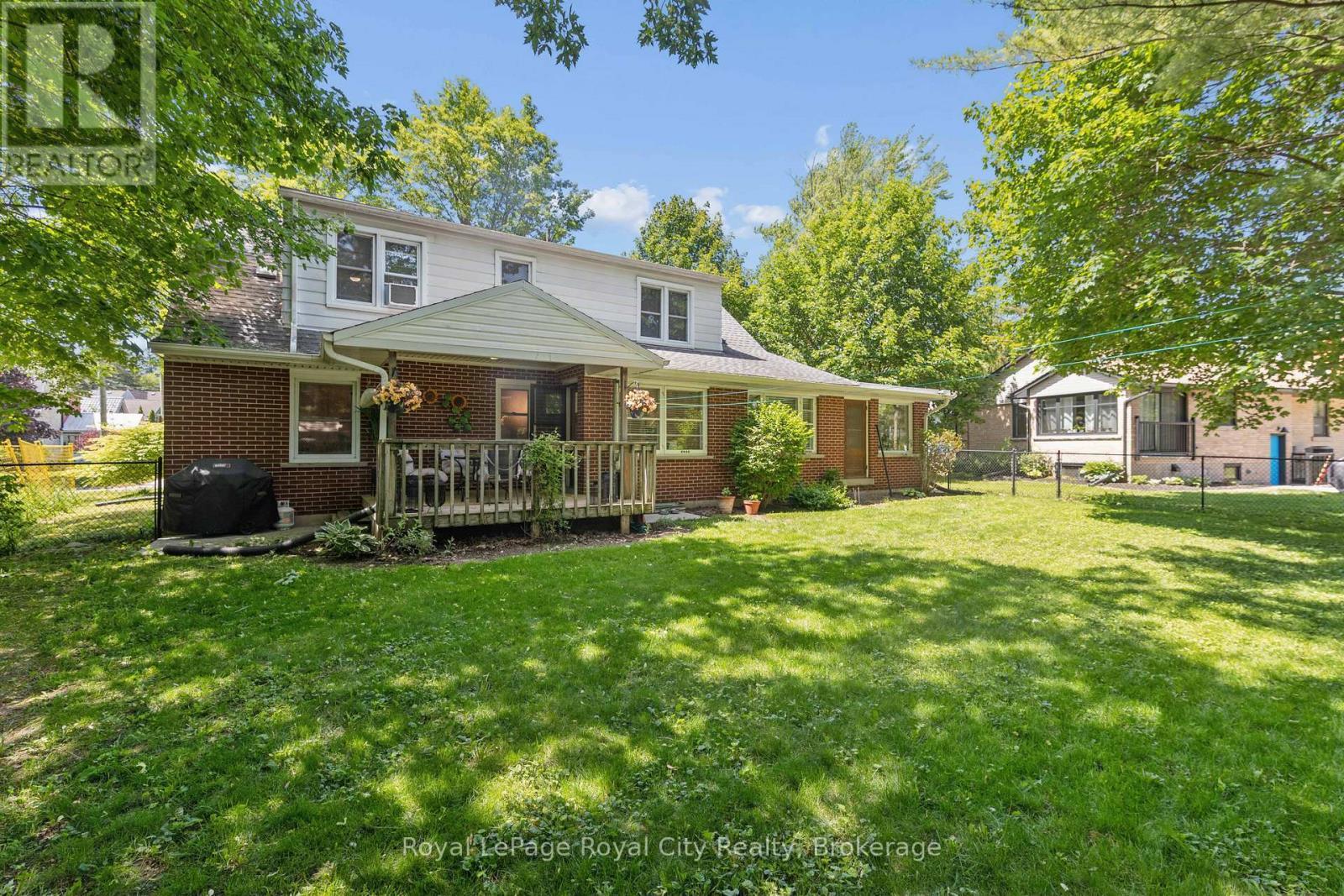 












120 HILL STREET E

,
Centre Wellington (Fergus),




Ontario
N1M1G9

