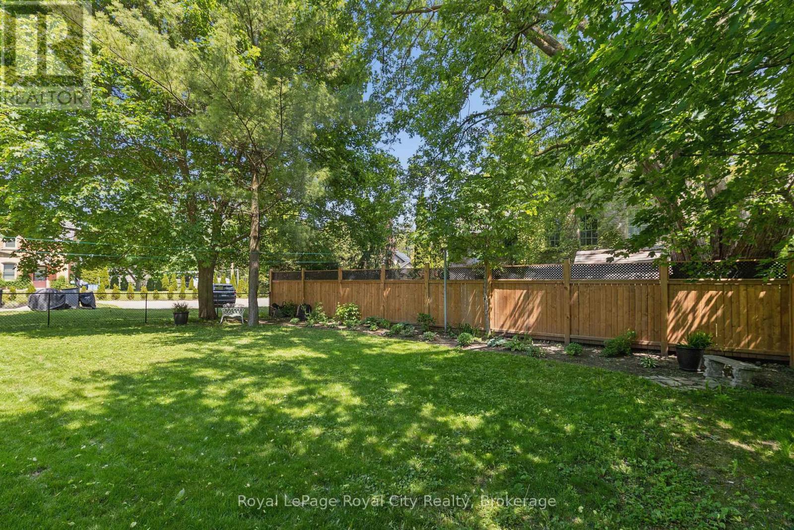 












120 HILL STREET E

,
Centre Wellington (Fergus),




Ontario
N1M1G9

