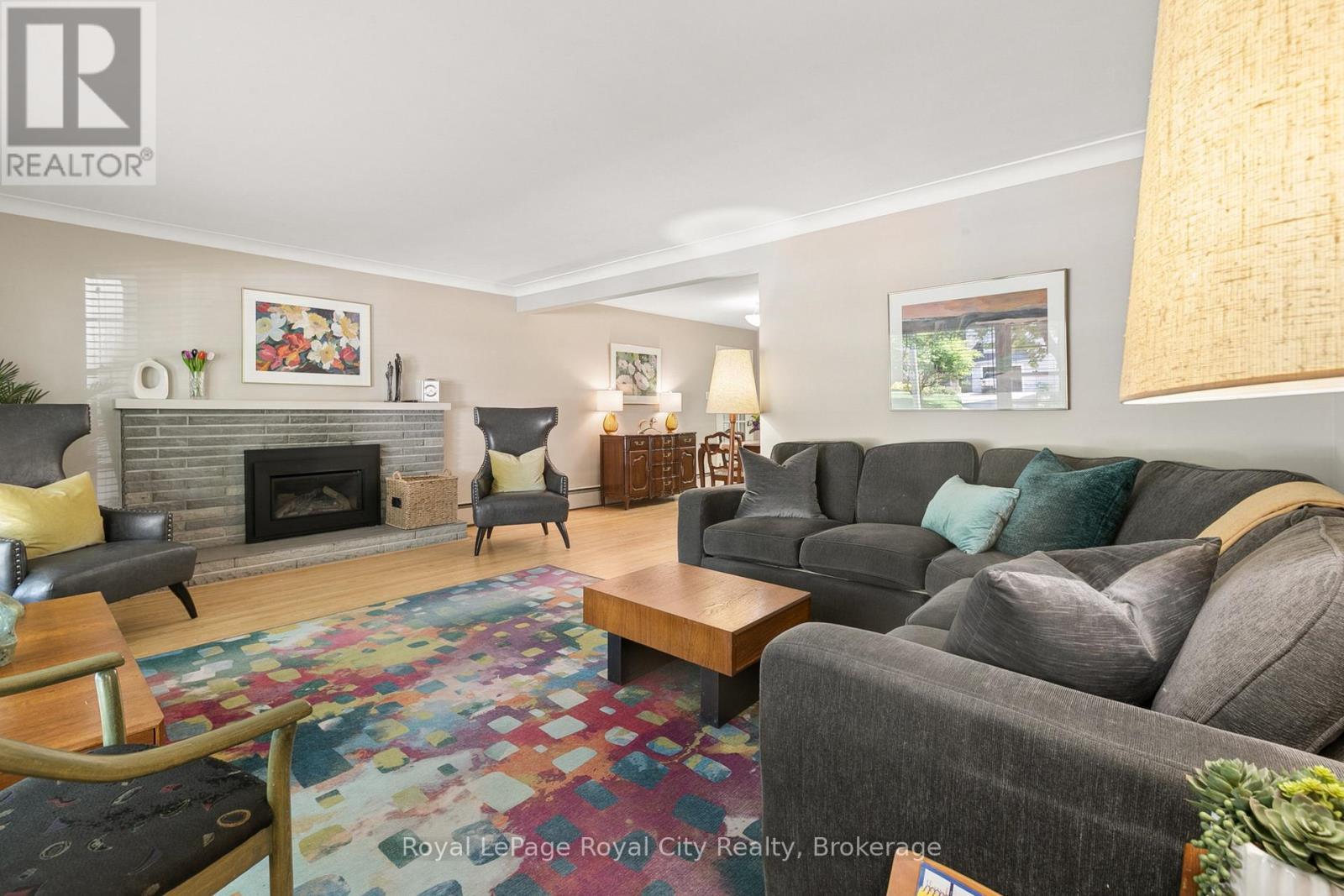












120 HILL STREET E

,
Centre Wellington (Fergus),




Ontario
N1M1G9

