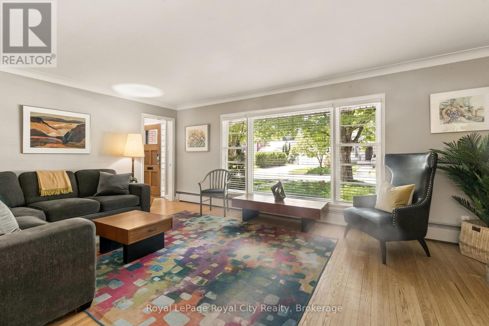 












120 HILL STREET E

,
Centre Wellington (Fergus),




Ontario
N1M1G9


