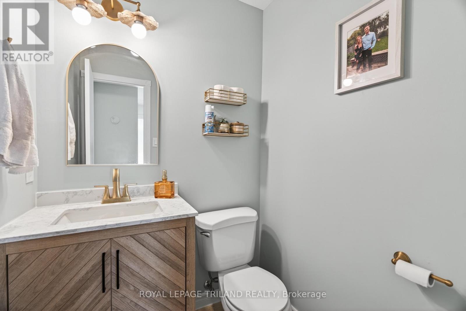 












496 THAMES STREET

,
Plympton-Wyoming (Plympton Wyoming),




Ontario
N0N1T0

