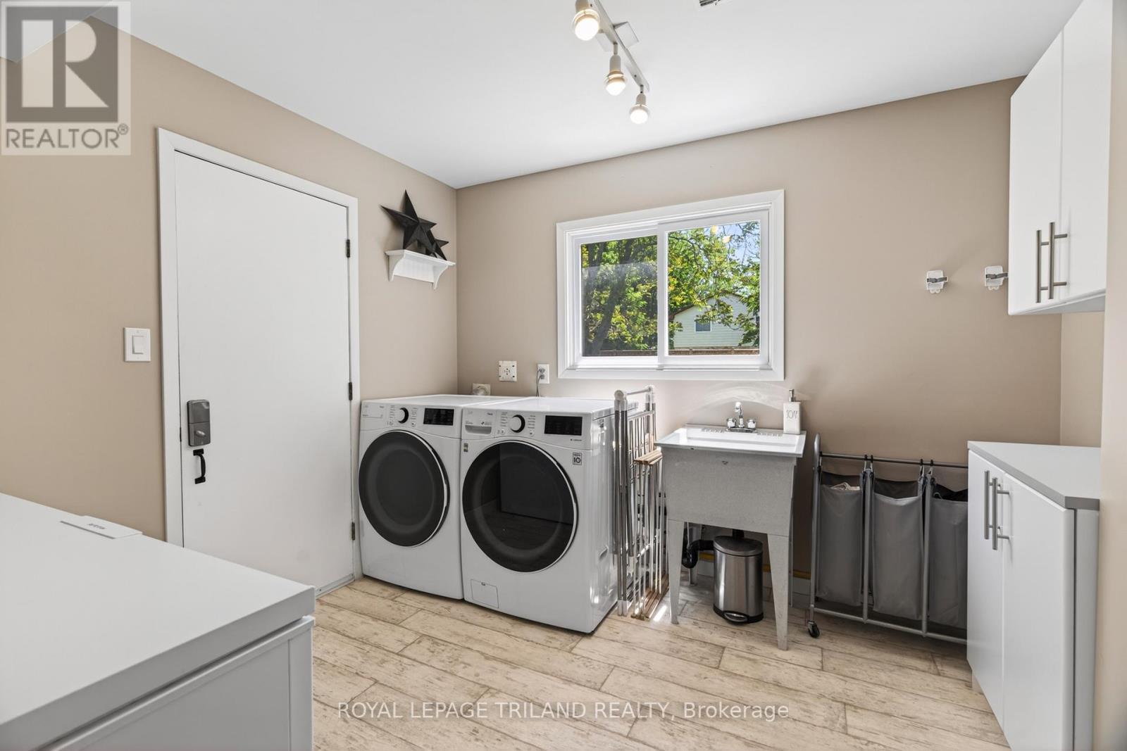 












496 THAMES STREET

,
Plympton-Wyoming (Plympton Wyoming),




Ontario
N0N1T0

