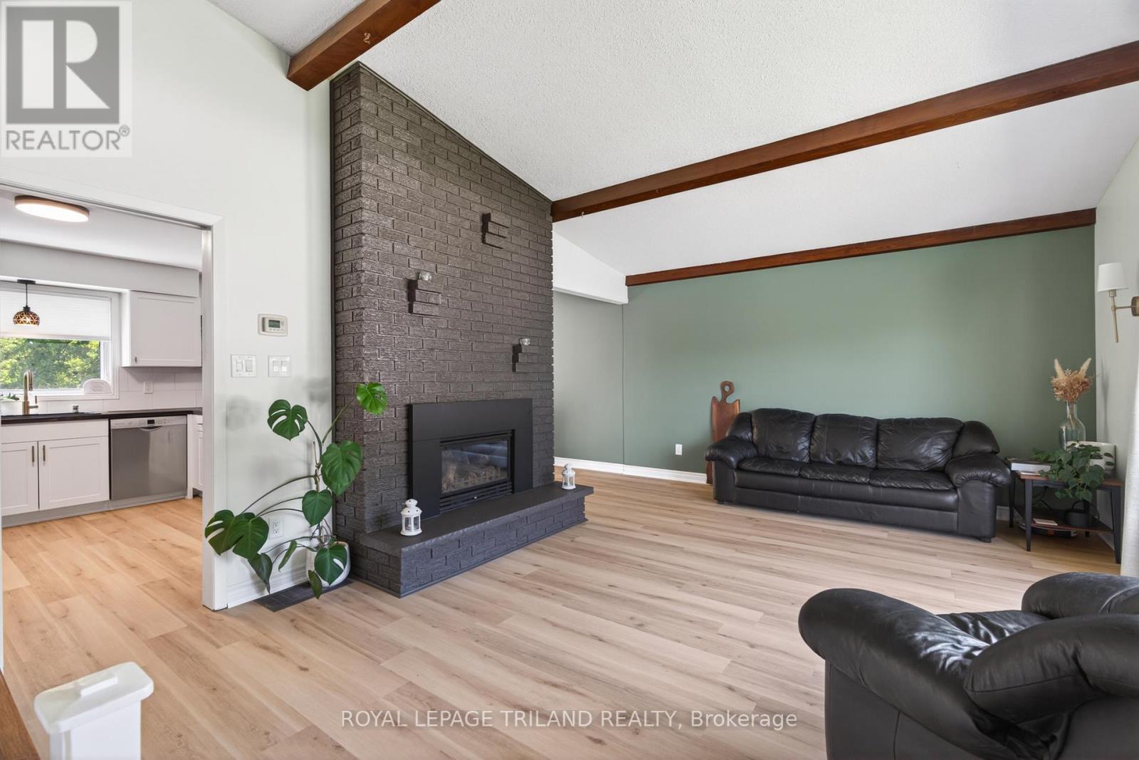 












496 THAMES STREET

,
Plympton-Wyoming (Plympton Wyoming),




Ontario
N0N1T0

