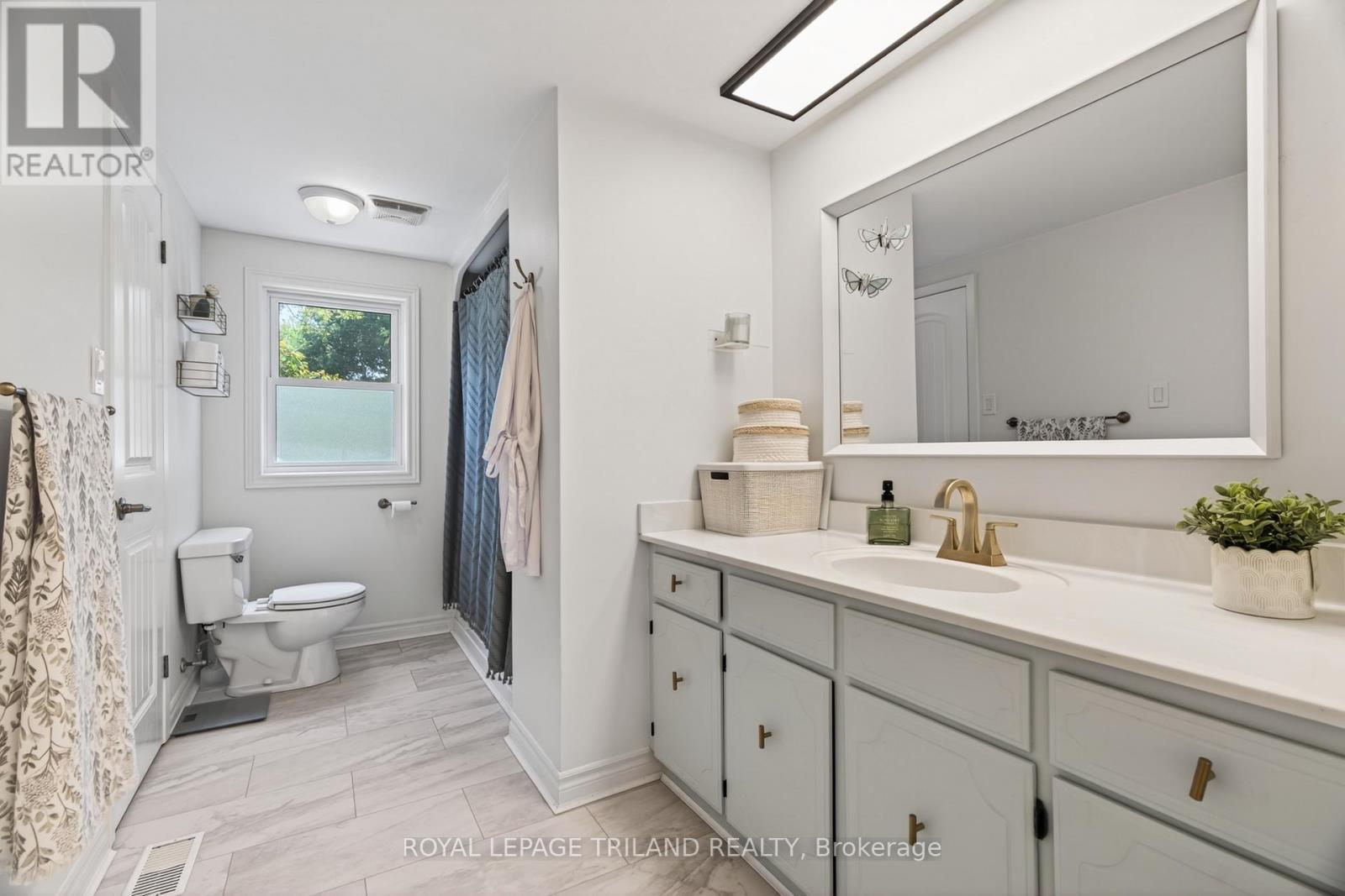 












496 THAMES STREET

,
Plympton-Wyoming (Plympton Wyoming),




Ontario
N0N1T0

