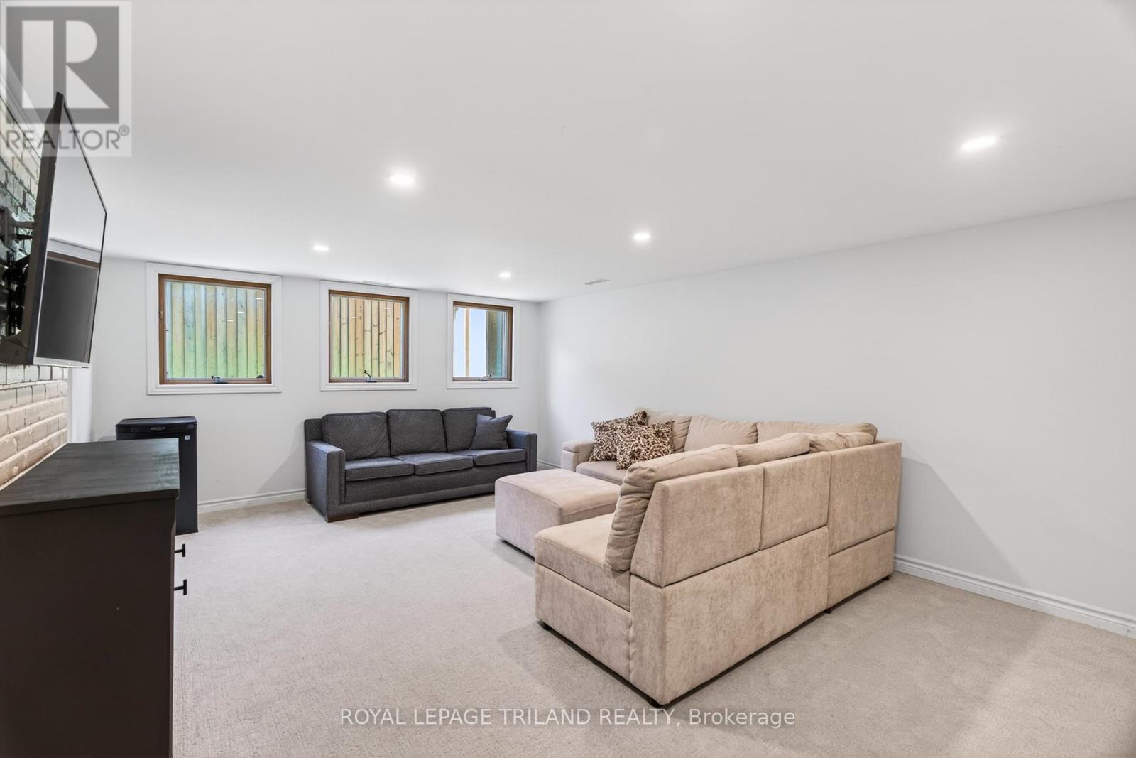 












496 THAMES STREET

,
Plympton-Wyoming (Plympton Wyoming),




Ontario
N0N1T0

