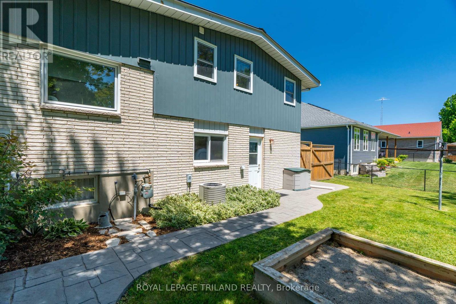 












496 THAMES STREET

,
Plympton-Wyoming (Plympton Wyoming),




Ontario
N0N1T0

