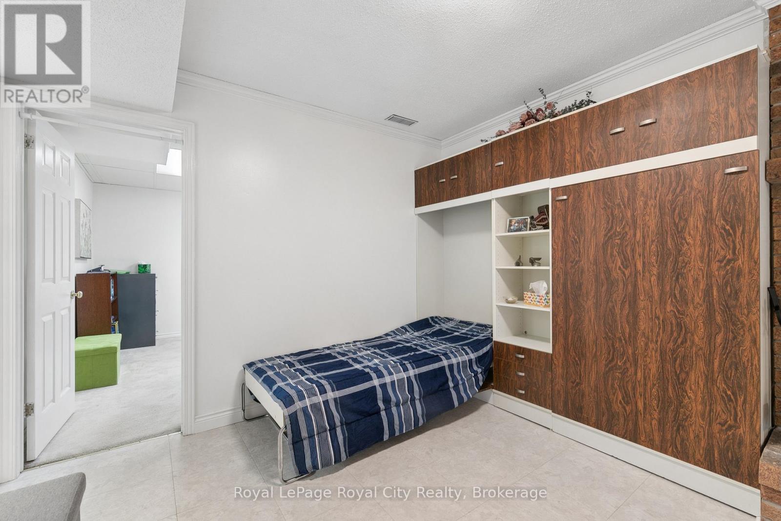 












406 IRONWOOD ROAD

,
Guelph (Kortright West),




Ontario
N1G3N8

