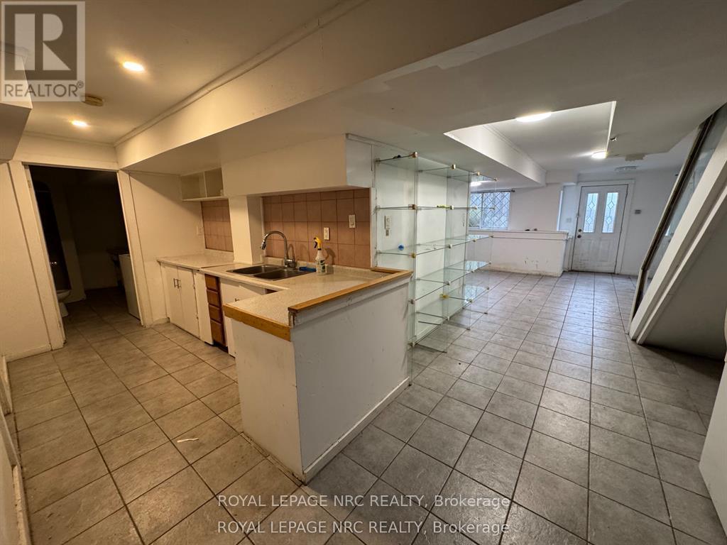 












6 PEARL ANN DRIVE

,
St. Catharines (Glendale/Glenridge),




Ontario
L2T3B3

