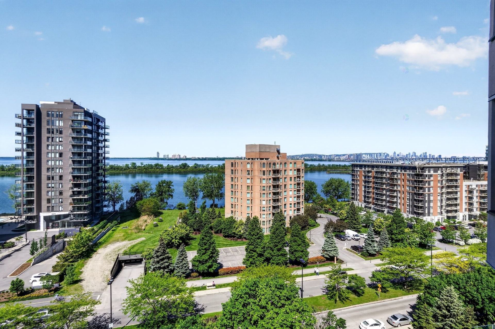 









8255


Boul. St-Laurent

, 1102,
Brossard,




QC
J4X2A7

