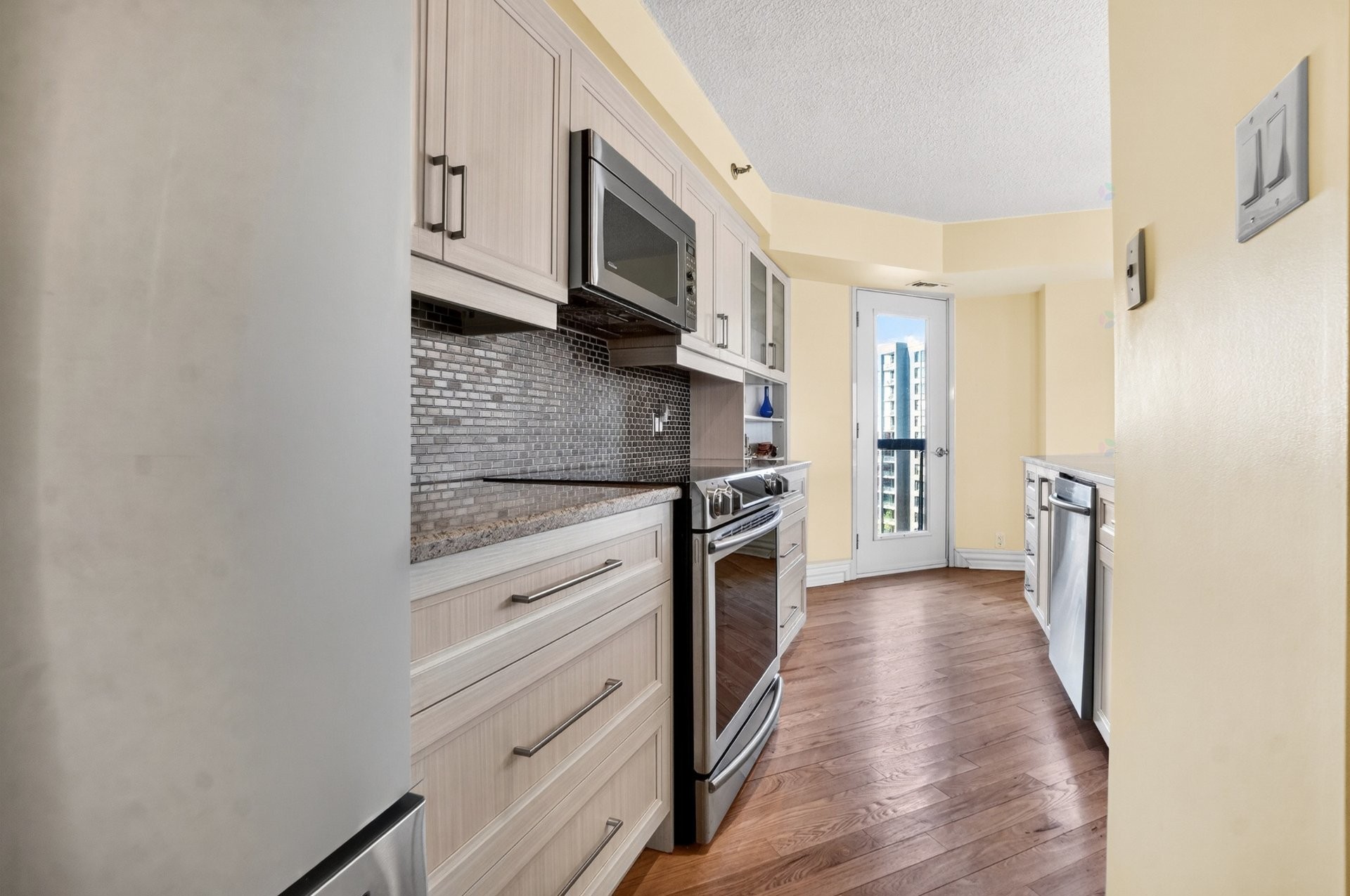 









8255


Boul. St-Laurent

, 1102,
Brossard,




QC
J4X2A7

