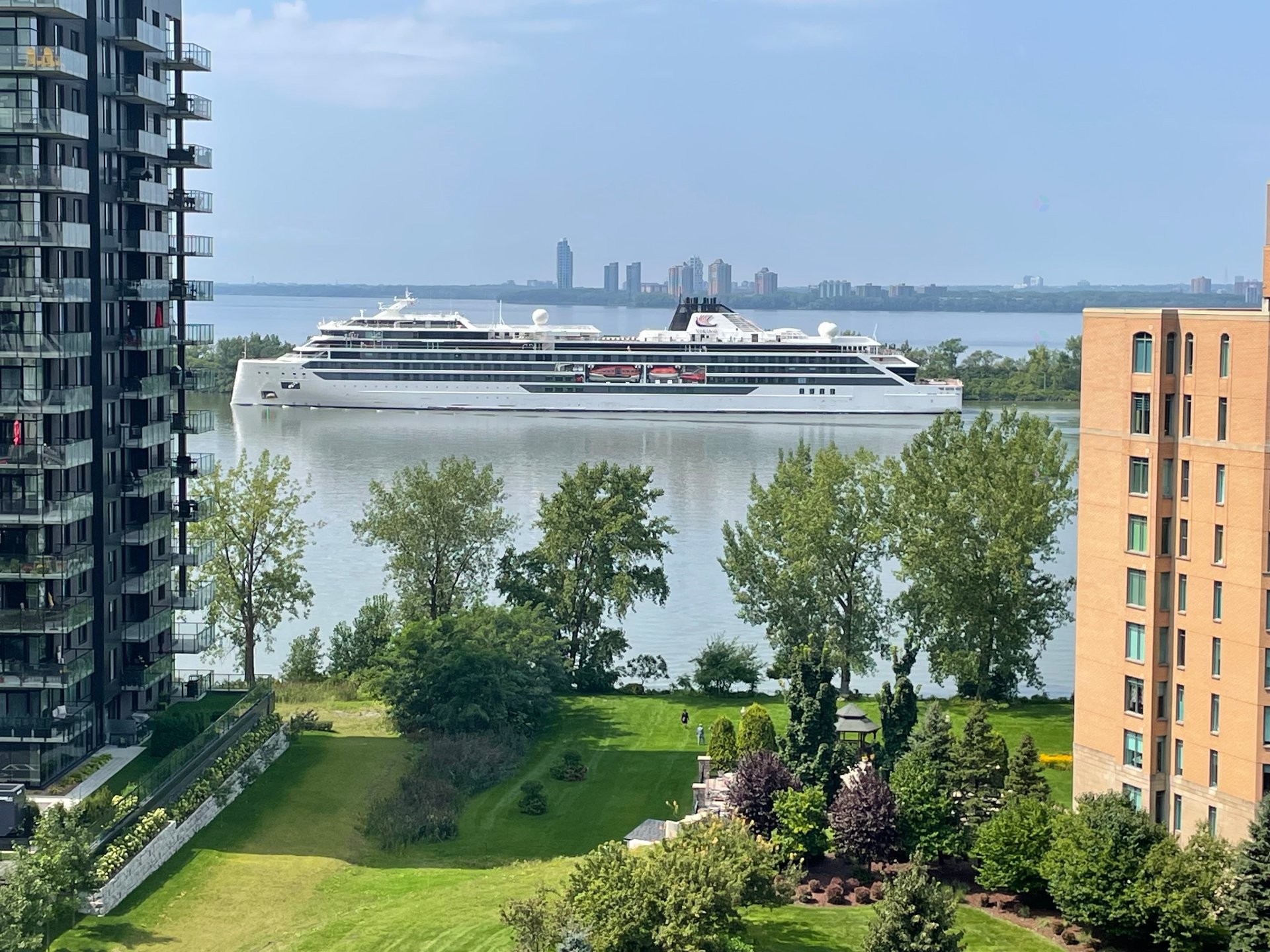 









8255


Boul. St-Laurent

, 1102,
Brossard,




QC
J4X2A7

