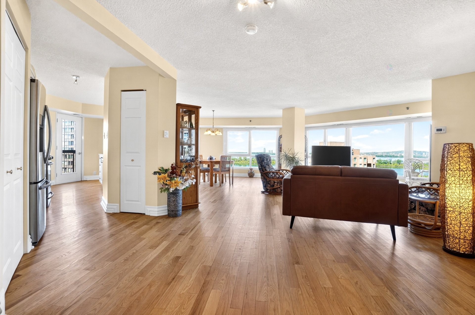 









8255


Boul. St-Laurent

, 1102,
Brossard,




QC
J4X2A7

