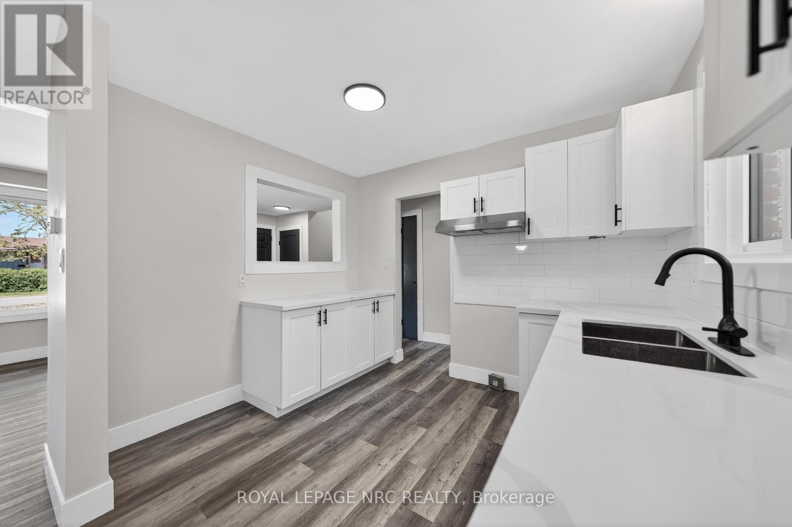 












970 PARKDALE AVENUE

,
Fort Erie (Crescent Park),




Ontario
L2A5B6

