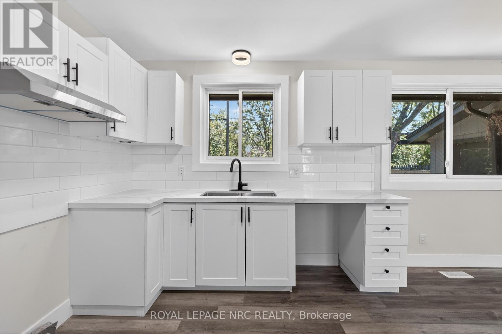 












970 PARKDALE AVENUE

,
Fort Erie (Crescent Park),




Ontario
L2A5B6


