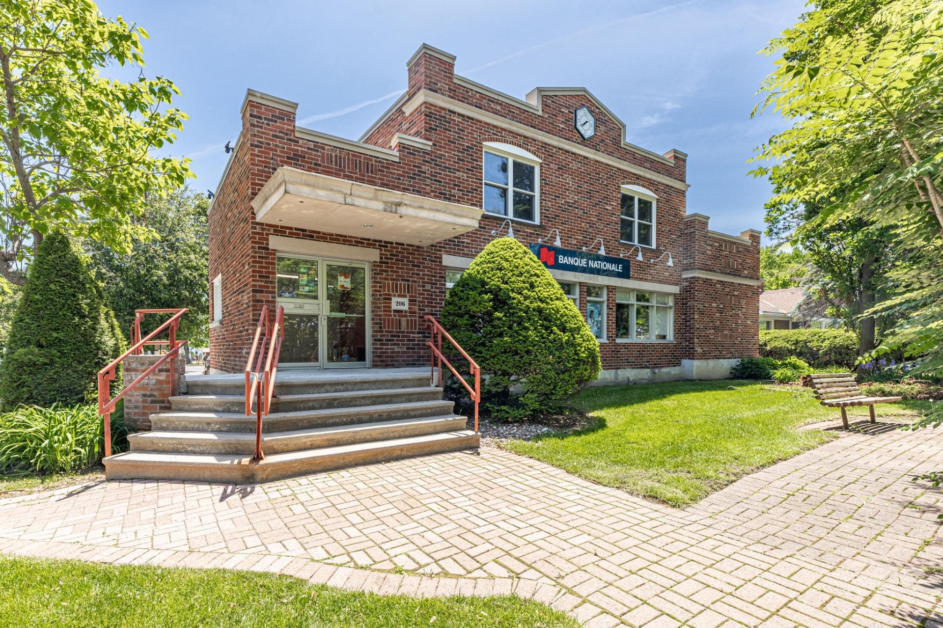 









206


Rue Principale

,
Saint-Basile-le-Grand,




QC
J3N1M7

