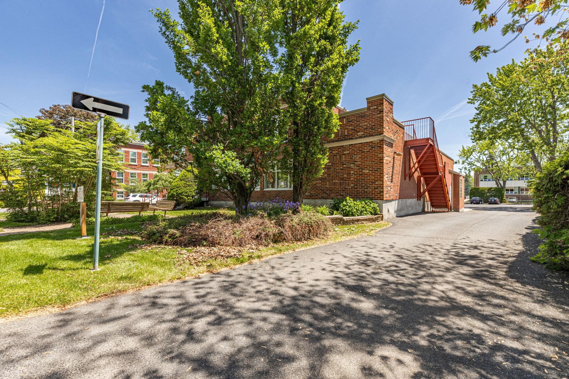 









206


Rue Principale

,
Saint-Basile-le-Grand,




QC
J3N1M7


