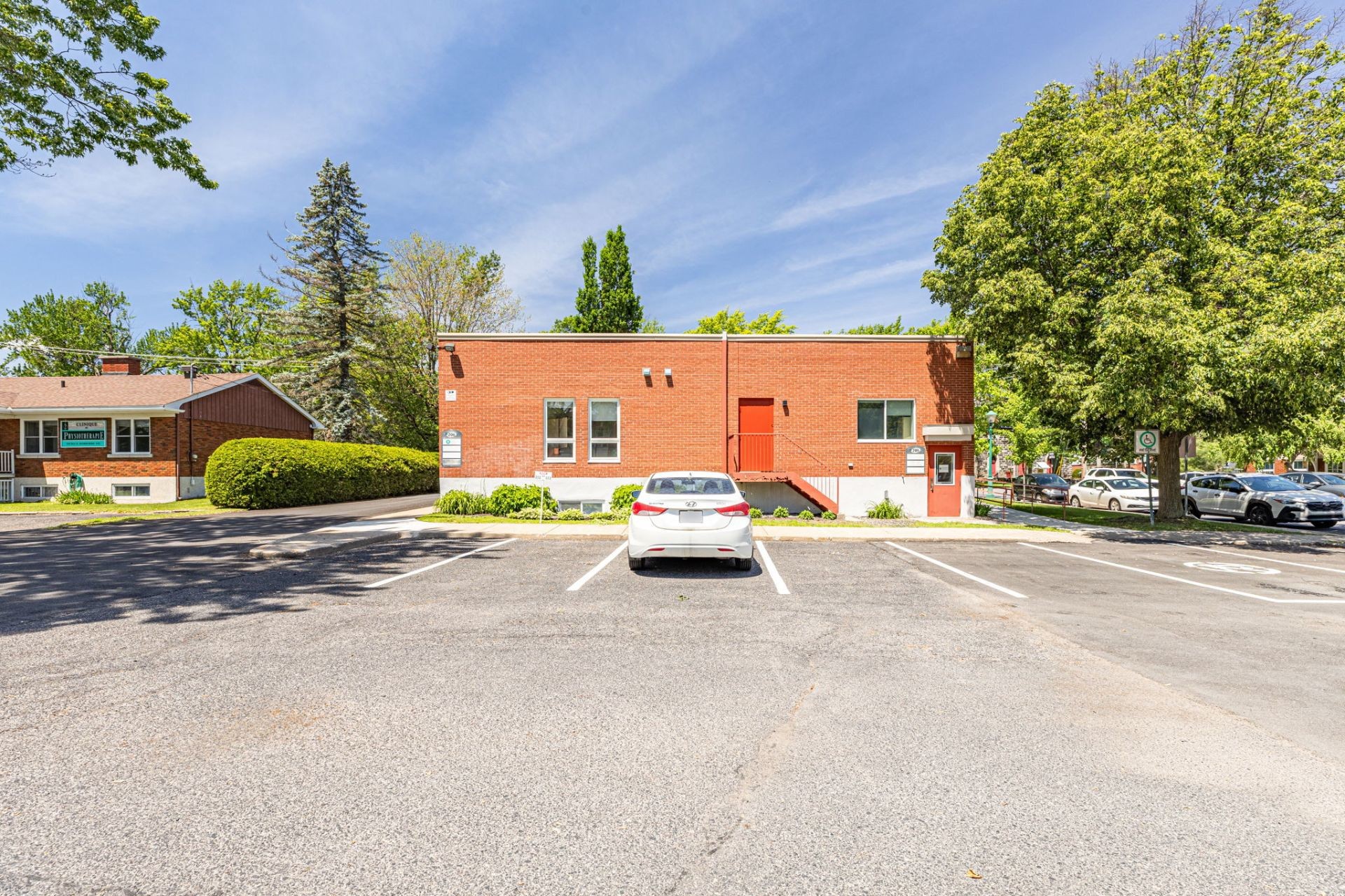 









206


Rue Principale

,
Saint-Basile-le-Grand,




QC
J3N1M7

