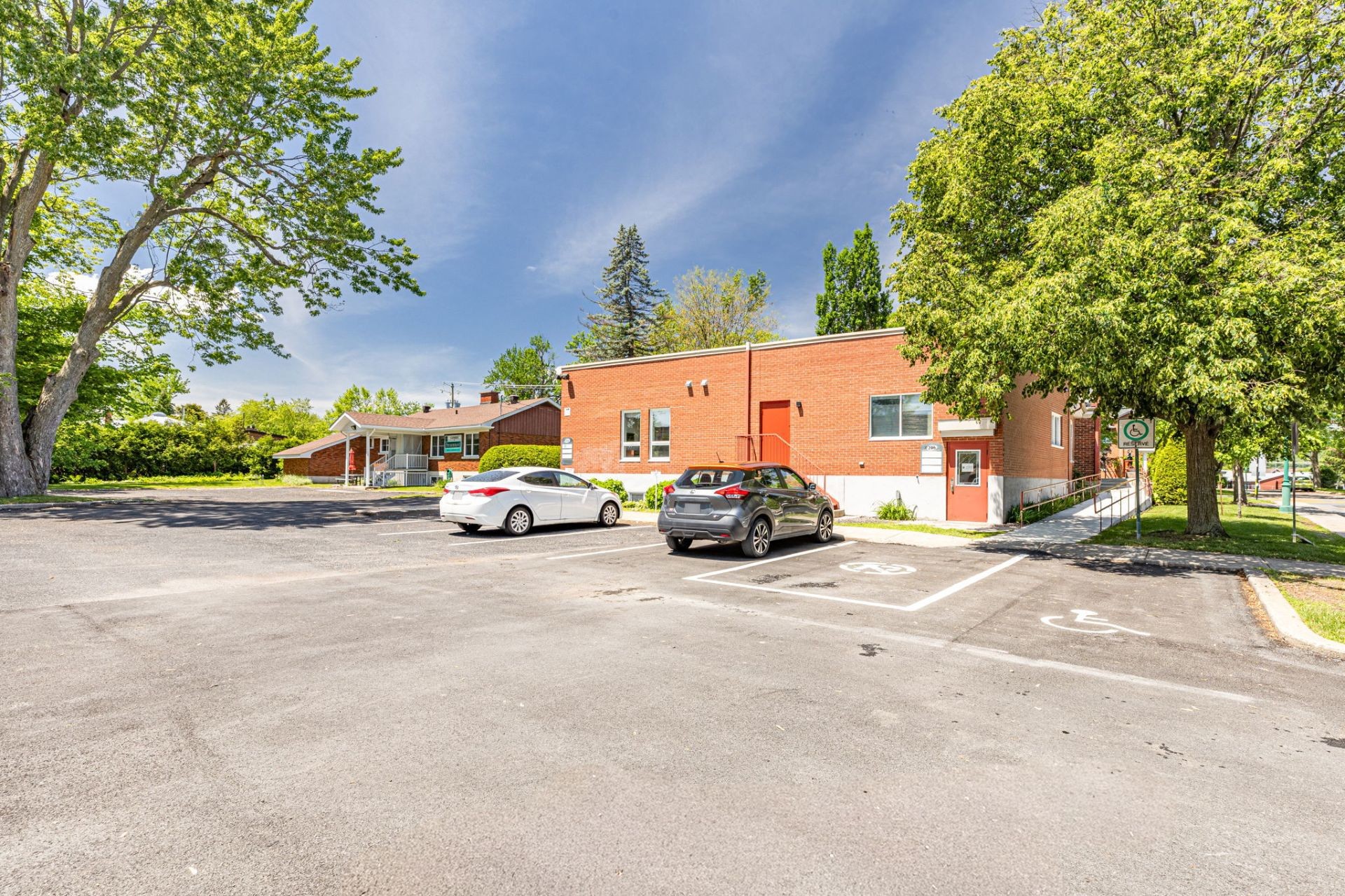 









206


Rue Principale

,
Saint-Basile-le-Grand,




QC
J3N1M7

