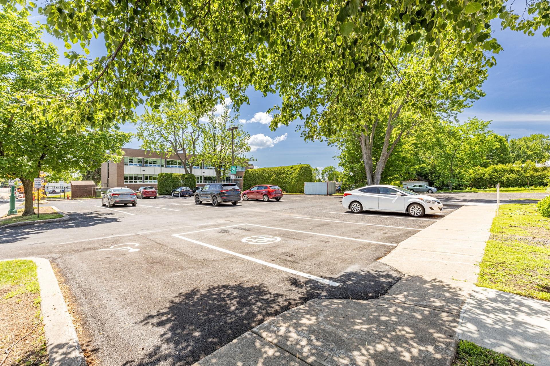









206


Rue Principale

,
Saint-Basile-le-Grand,




QC
J3N1M7

