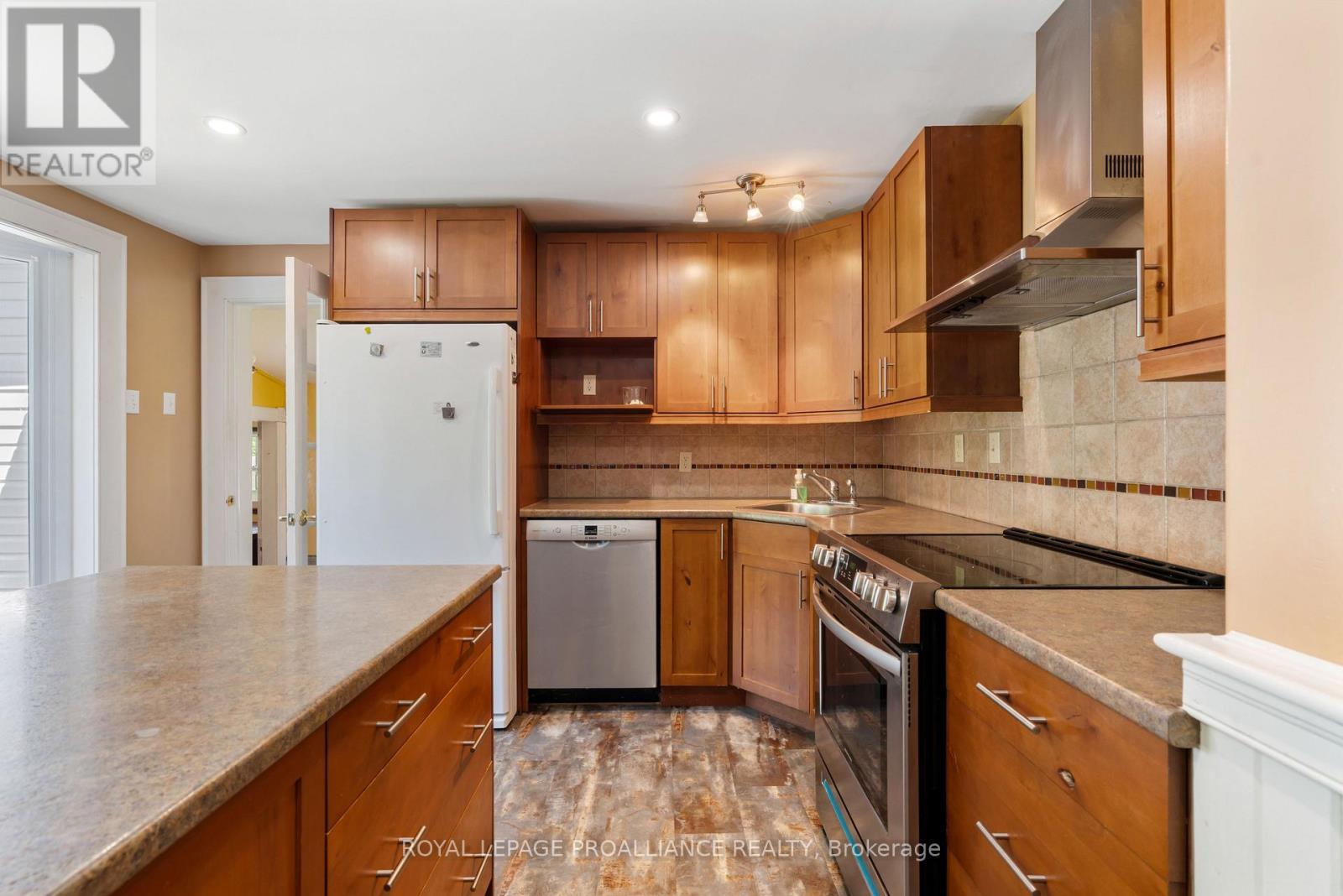 












568 JAMES STREET W

,
Prescott,




Ontario
K0E1T0

