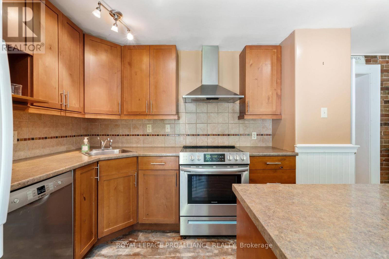 












568 JAMES STREET W

,
Prescott,




Ontario
K0E1T0

