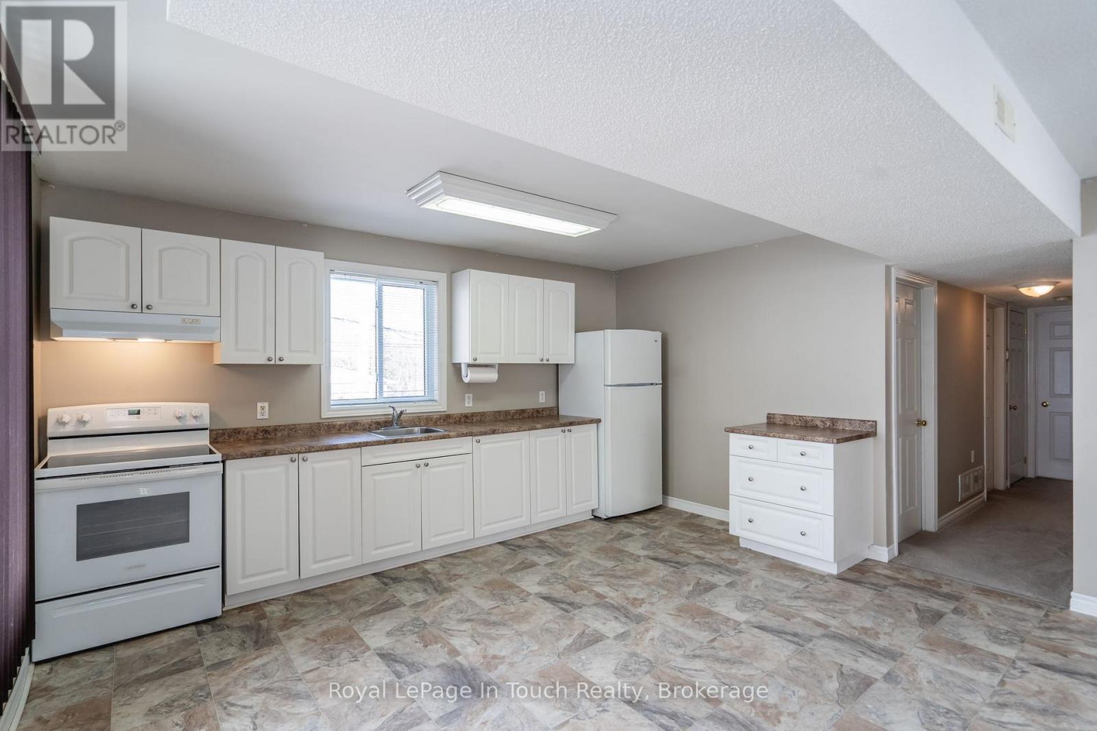 












679 MONTREAL STREET

,
Midland,




Ontario
L4R1G5

