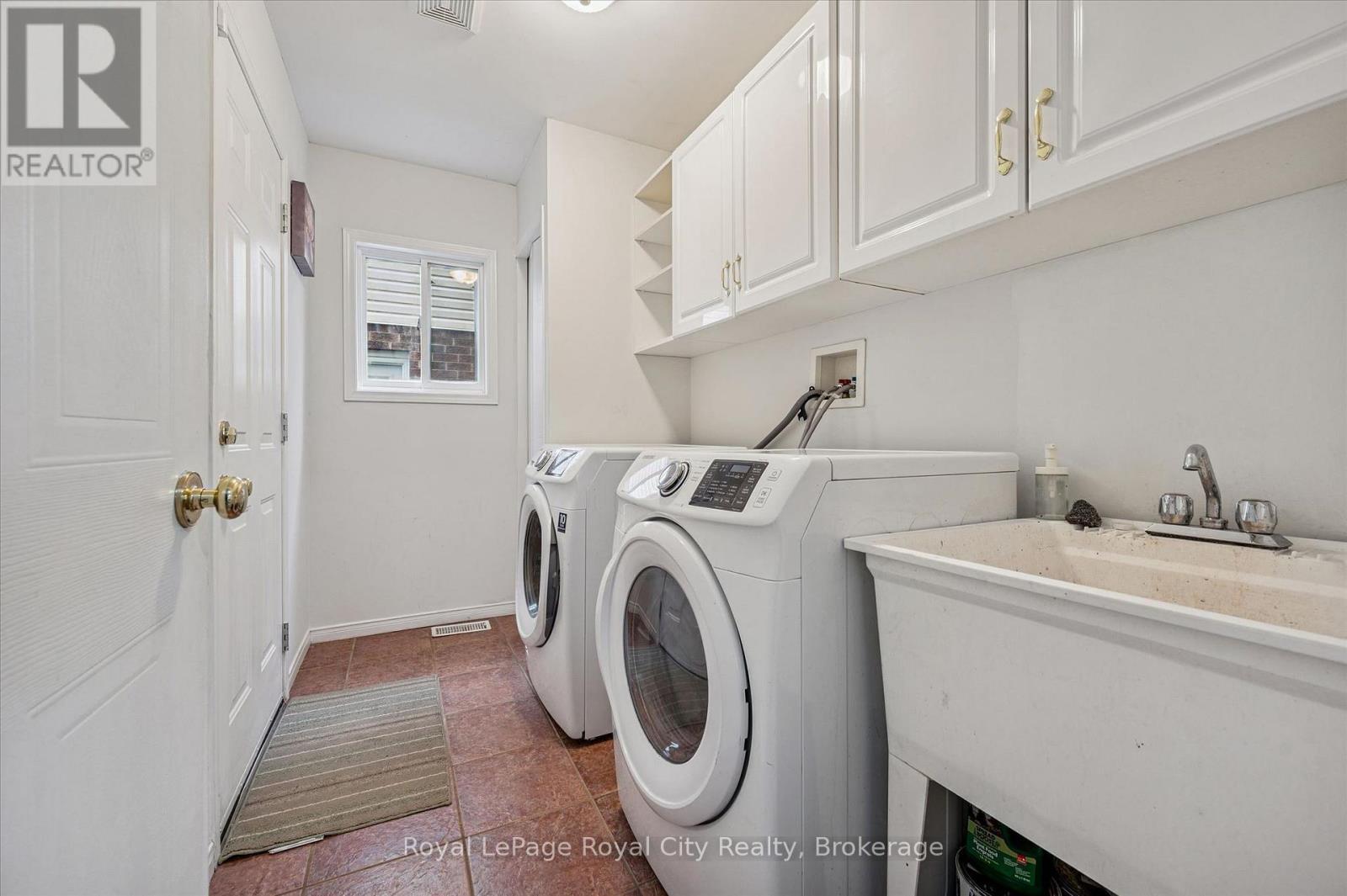 












64 MILSON CRESCENT

,
Guelph (Kortright Hills),




Ontario
N1C1G7

