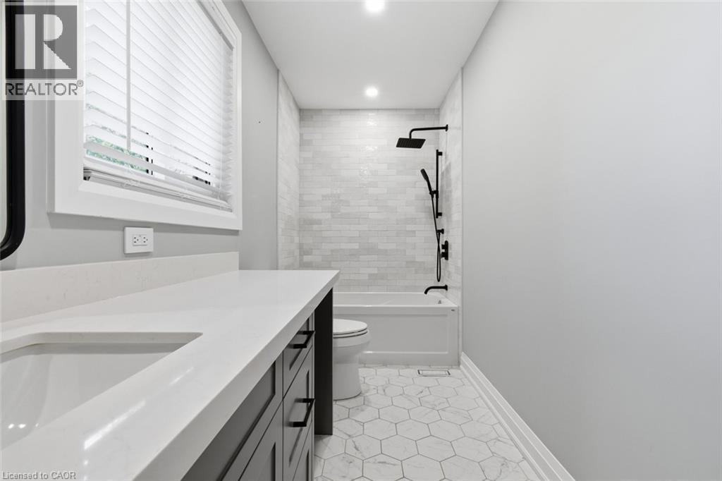 












94 DORCHESTER Drive

,
Grimsby,




Ontario
L3M1A8

