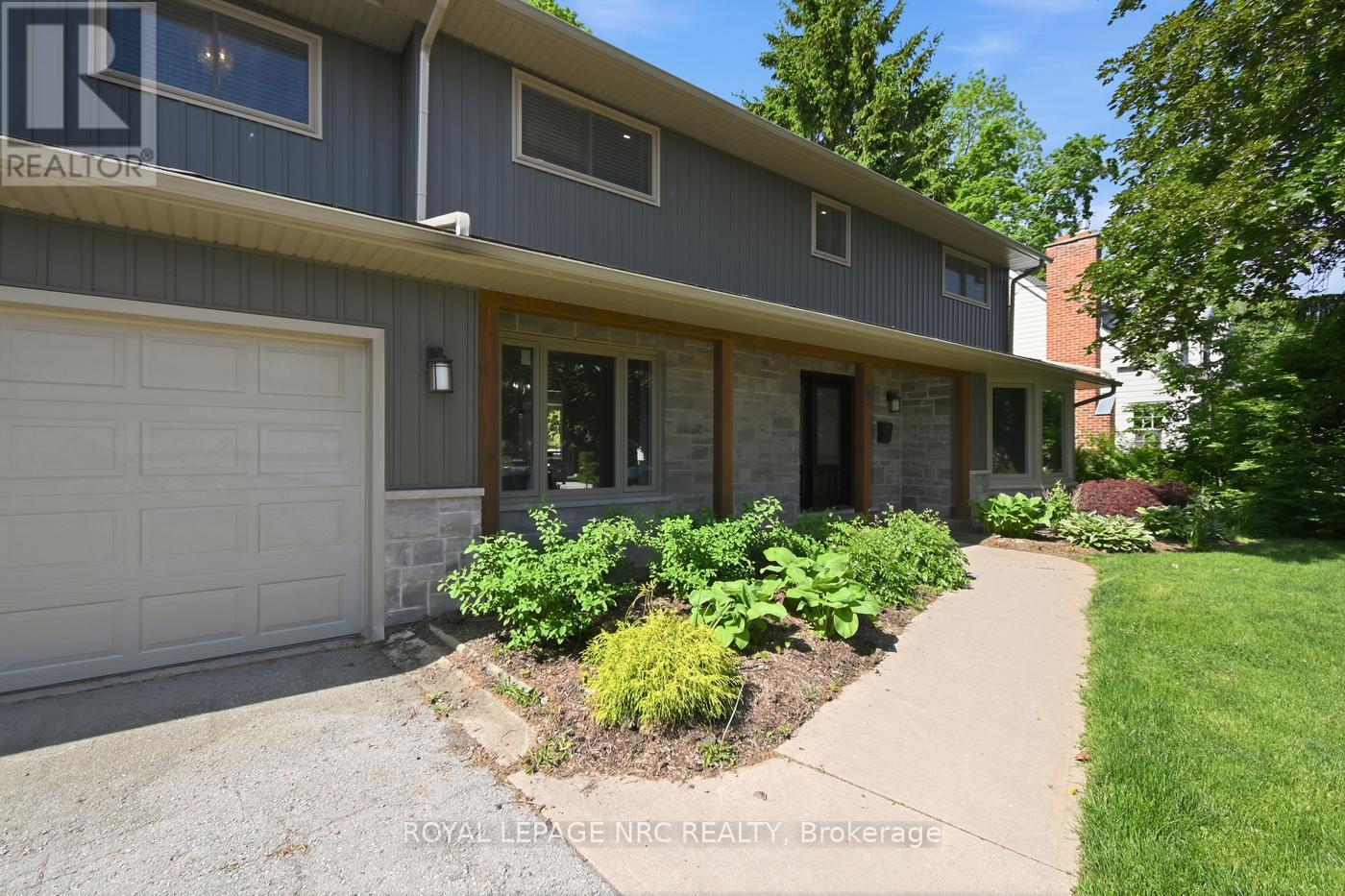 












94 DORCHESTER DRIVE

,
Grimsby,




Ontario
L3M1A8

