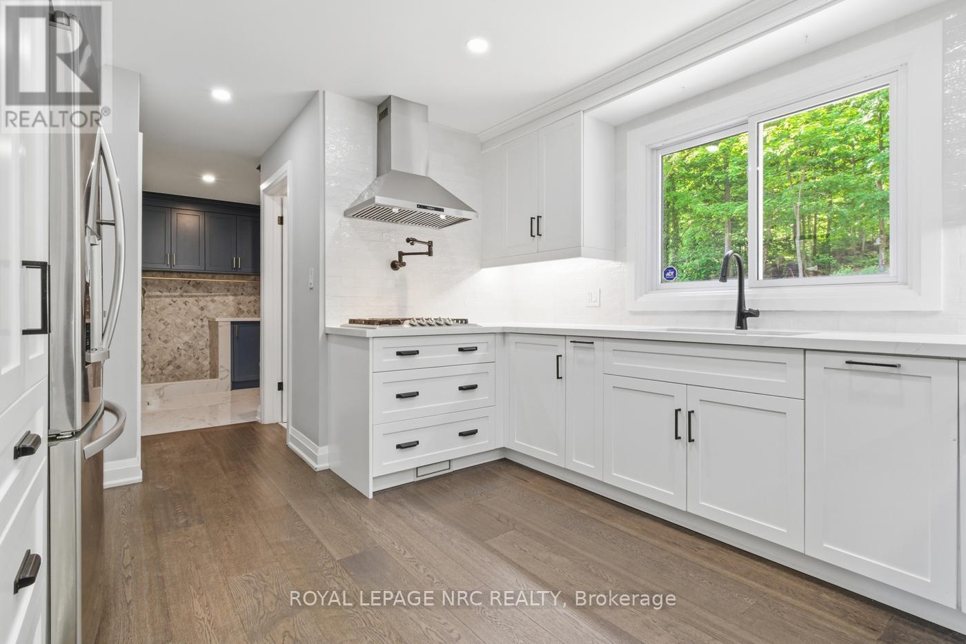 












94 DORCHESTER DRIVE

,
Grimsby,




Ontario
L3M1A8

