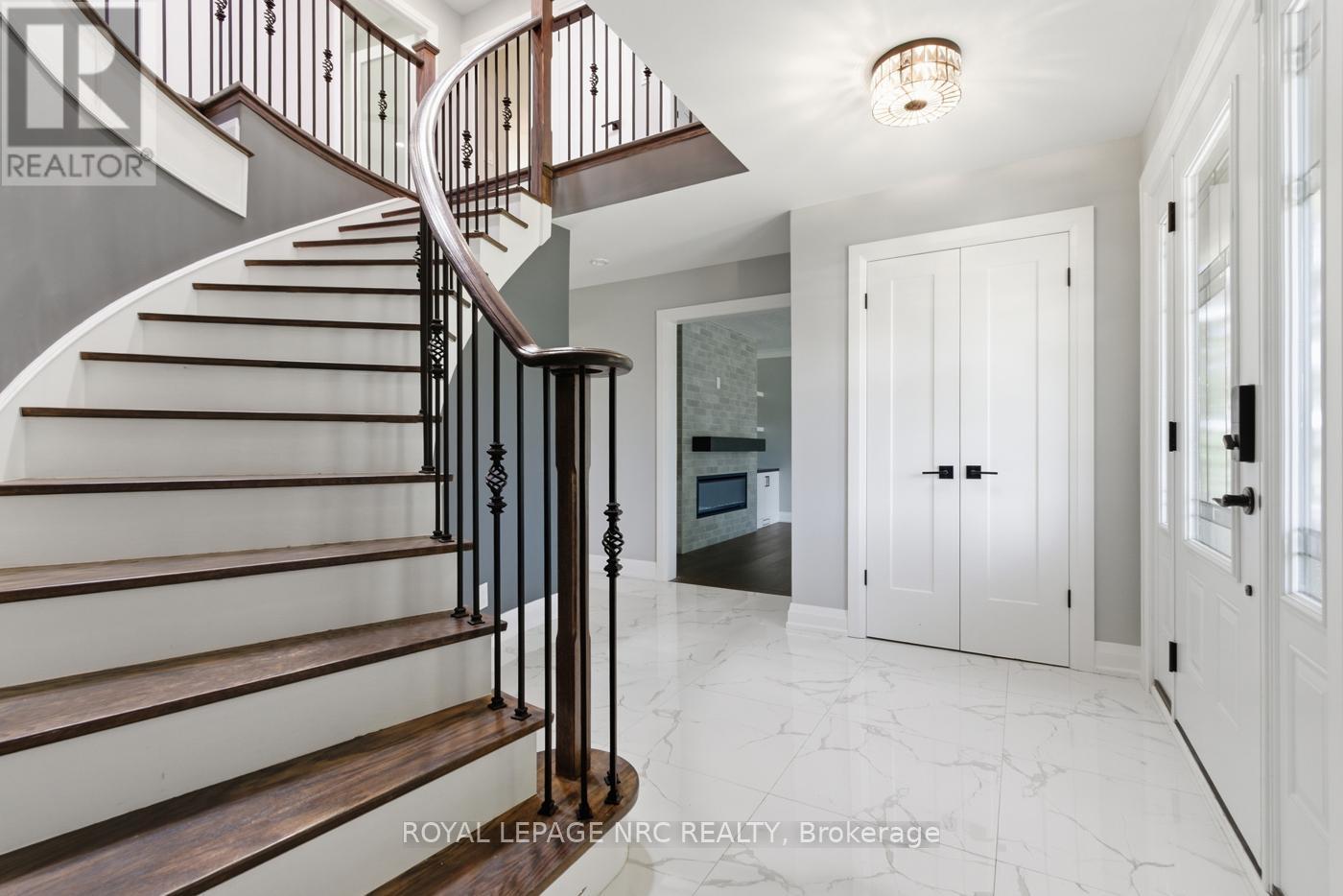 












94 DORCHESTER DRIVE

,
Grimsby,




Ontario
L3M1A8

