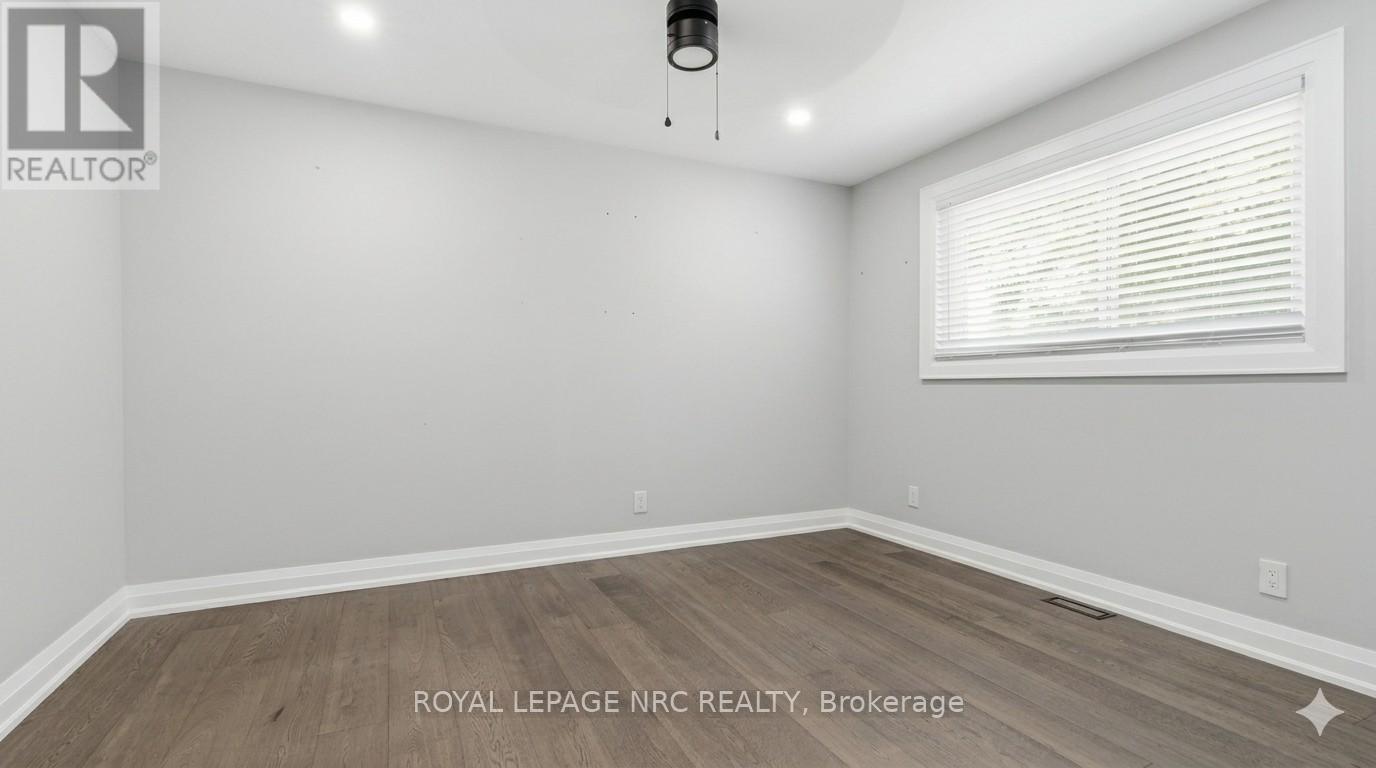












94 DORCHESTER DRIVE

,
Grimsby,




Ontario
L3M1A8

