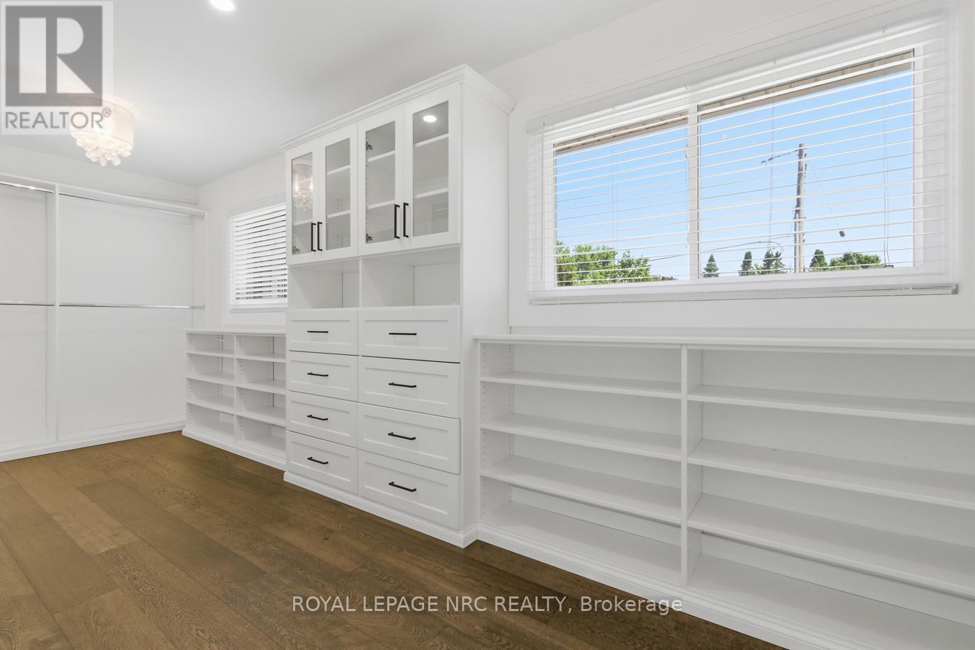 












94 DORCHESTER DRIVE

,
Grimsby,




Ontario
L3M1A8

