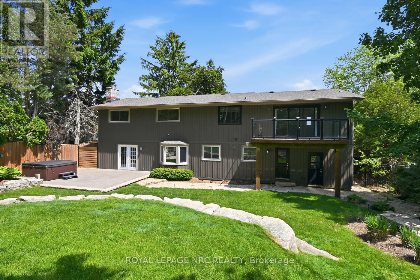 












94 DORCHESTER DRIVE

,
Grimsby,




Ontario
L3M1A8

